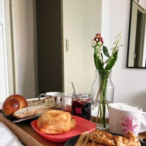 Frédéric Diefenthal Instagram - Le petit dej du premier mai… une madeleine de Proust ! Un petit brin de bonheur. Des bisous à tous 🥰