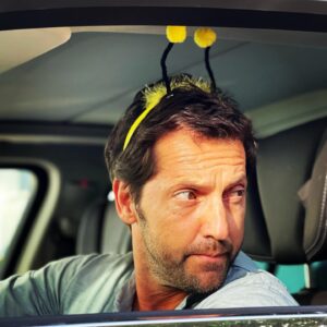 Frédéric Diefenthal Instagram - Quand tu pars faire des courses et que tu oublies que tu as joué à Maya l’abeille 🐝 avec ton fils...et que personne te prévient 🥴#ridicule #enfants #humour #kids #deguisement #parents #💕#happiness