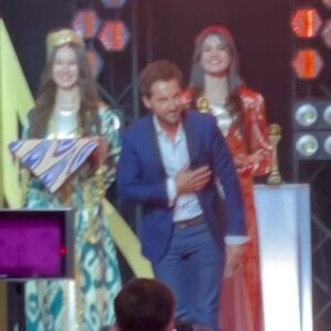 Frédéric Diefenthal Instagram - Merci encore à #tashkent, à
@tiffest_official (festival) et au
@uzbekkino_formal (CNC Ouzbek) pour votre accueil et pour ce merveilleux moment de partage. 
Merci à @andreraphaelivanov d’avoir rendu cela et merci à @anorcouture d’avoir sublimé ma femme dans cette magnifique robe.