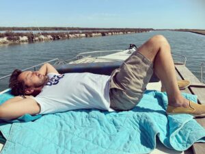 Frédéric Diefenthal Instagram - Petit temps calme … 😜🤫 au fils de l’eau! Bonnes vacances aux veinards, bon courage aux bosseurs. Des bisous #canal #bateau #balade #midi #repos #vacances #💕