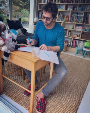 Frédéric Diefenthal Instagram - Dimanche studieux pendant la sieste 💤 chut ... bébé dort!
#dimanche #revision #charentaises #leretour #desbisous @ets_rondinaud