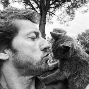 Frédéric Diefenthal Instagram - La petite Mao fait maintenant partie de la famille 💕je fonds 😍🥰 bravo aux associations 🙏#bouledepoils #spa #catlover