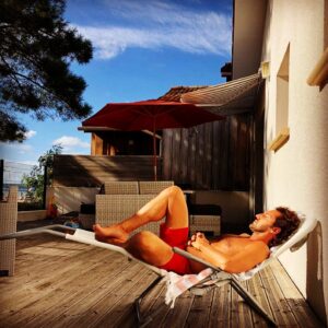 Frédéric Diefenthal Instagram - En pleine forme pour aller me coucher !
#baindesoleil #meditation #grosseflemme