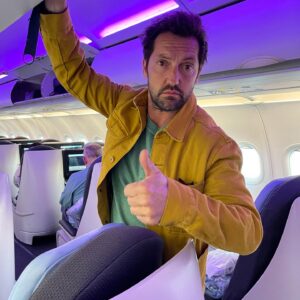 Frédéric Diefenthal Instagram - De New-York à Paris en passant par @lacompagnie_businessclass , welcome on board! #voyage  #newyork #paris #lacompagnie #dododanslavion pour l’anecdote : Quand le taxi te dépose à JFK , que ton vol est à NW, que tu arrives 40 minutes avant le décollage et que l’avion ne part pas sans toi… tu dis merci @lacompagnie_businessclass ! 💕😜