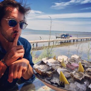 Frédéric Diefenthal Instagram - Il n’est jamais trop Thau pour se reposer en amoureux au bord de l’étang...🥰
Des bisous #beautifulplace #romantic #jeuxdemots #tropfort