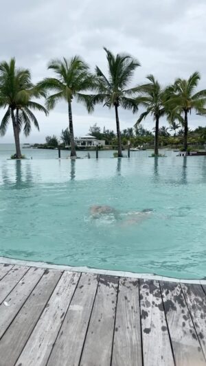 Frédéric Diefenthal Instagram - Éléonore ⛈️ doit venir nous rendre visite 🌴⚡️ … tout est calme pour le moment … #vacances #ilemaurice #perefils #surperpouvoir @luxresorts @luxgrandgaube