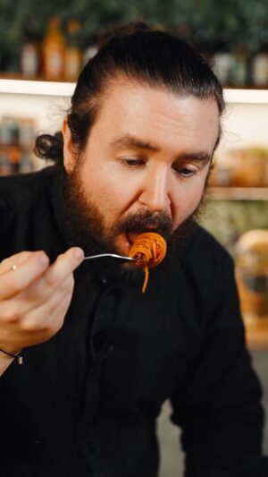 Frederic Fieger-Viehof Instagram - Italiens geheime PASTA: Spaghetti all'Assassina 

#pasta #rezept #kochen #pastalover