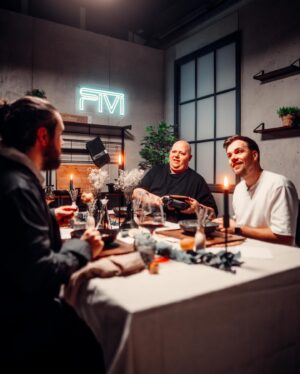 Frederic Fieger-Viehof Instagram - Meine Dinner Duell Folge ist heute online gekommen und ab jetzt auch auf meinem YouTube Kanal zu sehen. Das war wirklich ein komplett geisteskrankes Projekt wo jeder von uns 1000% reingesteckt hat und das es auch so auf YouTube noch nie gab! Was für eine absolute Ehre da dabei zu sein unter diesen Food Göttern! 

Für mich war es bis dato meine absolut größte Koch Challenge überhaupt und ich bin Mega happy wie ich sie umsetzen konnte! 

Schaut gerne mal rein und nächste Woche gibt es das große Finale bei @bernd_zehner aufm Kanal 🥰