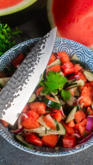 Frederic Fieger-Viehof Instagram - 👩‍🍳🌞 Bereit für ‚nen fruchtig-frischen Kick? Isa serviert euch heute einen thailändischen Wassermelonen-Salat – perfekt für heiße Tage! 🌶️🍉 Nebenbei gibt’s fun facts von Isa: Wusstet ihr, dass Wassermelonen zu 92% aus Wasser bestehen? Kein Wunder, dass sie die beste Sommererfrischung sind! Lasst euch inspirieren und gönnt euch den Geschmack Thailands in eurer Küche! 🍴✨

#fivi #cookingmadeeasy #food #essen #cooking #kochen #wassermelone #thailand #salat #watermelon #lecker #yummy #tasty #rezept #recipe #reels