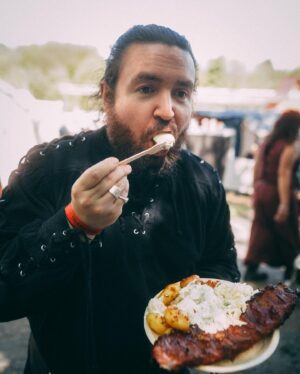 Frederic Fieger-Viehof Instagram - Dieser junge Ritter hat sich heute ordentlich sein Gesicht verbrannt und mittelalterlich geschlemmt in Hessen. Wer von euch hat denn auch schon Bock auf die Festival Saison? 

📸 @julian_aul