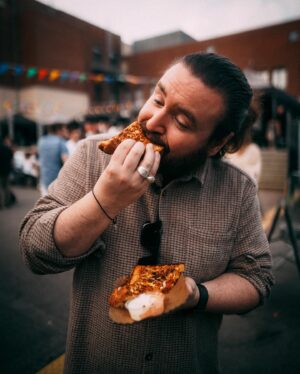 Frederic Fieger-Viehof Instagram - Werbung | Falls ihr beim schauen meiner ALLES ESSEN AUF DEM STREETFOOD FESTIVAL Videos Hunger bekommen habt - keine Sorge.
Denn ich habe gemeinsam mit @streetfoodfestival das Originale Streetfood Festival nach Mönchengladbach geholt. Hier erwarten euch heftige Köstlichkeiten aus aller Welt. Also, falls ihr selber mal in den Genuss kommen wollt - kommt vorbei 🙌🏻

Tickets gibt’s hier:
https://street-food-festival.de/moenchengladbach