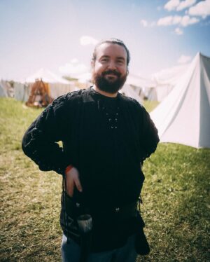 Frederic Fieger-Viehof Instagram - Dieser junge Ritter hat sich heute ordentlich sein Gesicht verbrannt und mittelalterlich geschlemmt in Hessen. Wer von euch hat denn auch schon Bock auf die Festival Saison? 

📸 @julian_aul