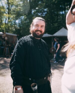 Frederic Fieger-Viehof Instagram - Dieser junge Ritter hat sich heute ordentlich sein Gesicht verbrannt und mittelalterlich geschlemmt in Hessen. Wer von euch hat denn auch schon Bock auf die Festival Saison? 

📸 @julian_aul