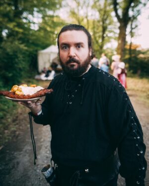 Frederic Fieger-Viehof Instagram - Dieser junge Ritter hat sich heute ordentlich sein Gesicht verbrannt und mittelalterlich geschlemmt in Hessen. Wer von euch hat denn auch schon Bock auf die Festival Saison? 

📸 @julian_aul