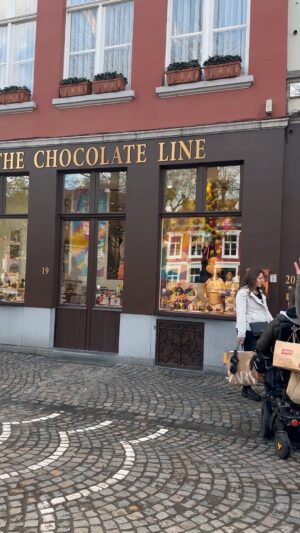 Frederic Fieger-Viehof Instagram - Ich TESTE BELGISCHE PRALIENEN aus dem GUIDE MICHELLIN 

#belgien #schokolade #pralinen #foodspot #test