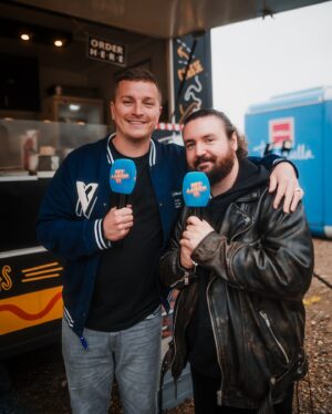Frederic Fieger-Viehof Instagram - Der erste Tag vom Streetfood Festival ist vorbei! Viele liebe Menschen waren schon am Start und haben auch mit mir durch die Buden in Mönchengladbach gefuttert. Es war regnerisch aber wir haben durchgehalten und wurden alle mit einem vollen Bauch belohnt! 

Die ganze Veranstaltung geht noch heute und morgen also schaut auch gern mal vorbei! 

📸 @julian_aul