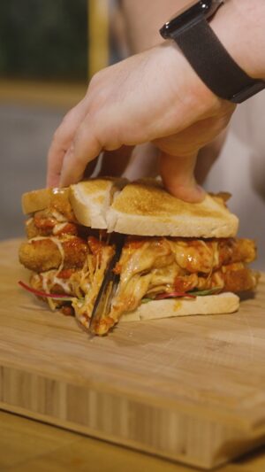 Frederic Fieger-Viehof Instagram - Ich TESTE ein TIKTOK TREND CHICKEN SANDWICH

#kochen #sandwich #test #food
