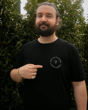 Frederic Fieger-Viehof Instagram - Werbung | Ich hatte dieses Jahr exklusiv die Chance, gemeinsam mit @rockamringofficial ein eigenes T-shirt Design zu entwickeln. Wer’s, genau wie ich nicht abwarten kann, bis Rock am Ring endlich losgeht, kann sich ab JETZT mit meinem eigenen Shirt ein wenig Vorfreude nach Hause bestellen.
Den link findet ihr hier:

https://boutique2.rock-am-ring.com/products/sturmwaffel-unisex-organic-t-shirt

Wir sehen uns am Ring 🤘🏼(hoffentlich mit tshirt haha)