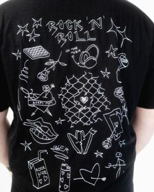 Frederic Fieger-Viehof Instagram - Werbung | Ich hatte dieses Jahr exklusiv die Chance, gemeinsam mit @rockamringofficial ein eigenes T-shirt Design zu entwickeln. Wer’s, genau wie ich nicht abwarten kann, bis Rock am Ring endlich losgeht, kann sich ab JETZT mit meinem eigenen Shirt ein wenig Vorfreude nach Hause bestellen.
Den link findet ihr hier:

https://boutique2.rock-am-ring.com/products/sturmwaffel-unisex-organic-t-shirt

Wir sehen uns am Ring 🤘🏼(hoffentlich mit tshirt haha)