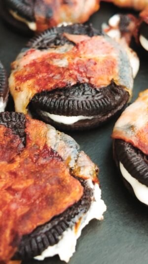 Frederic Fieger-Viehof Instagram - Ihr wollt mal etwas Neues probieren und nicht immer nur die ollen Brutzler und Bratmaxe grillen? Wie wär’s stattdessen mit Oreos? Ihr habt richtig gehört! Meistergriller Martin hat heute Oreos im Speckmantel aufs Rost gebracht und eine würzig süße Idee getestet. Was glaubt ihr - ob mit Bacon wirklich ALLES besser schmeckt? Weisinich digga...🥩🍪🤔

 #fivi #cookingmadeeasy #rezept #recipe #food #essen #cooking #kochen #lecker #tasty #yummy #bbq #grillen #oreo #cookies #bacon #baconlove #reelS