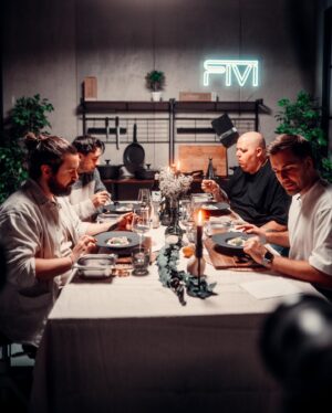 Frederic Fieger-Viehof Instagram - Meine Dinner Duell Folge ist heute online gekommen und ab jetzt auch auf meinem YouTube Kanal zu sehen. Das war wirklich ein komplett geisteskrankes Projekt wo jeder von uns 1000% reingesteckt hat und das es auch so auf YouTube noch nie gab! Was für eine absolute Ehre da dabei zu sein unter diesen Food Göttern! 

Für mich war es bis dato meine absolut größte Koch Challenge überhaupt und ich bin Mega happy wie ich sie umsetzen konnte! 

Schaut gerne mal rein und nächste Woche gibt es das große Finale bei @bernd_zehner aufm Kanal 🥰