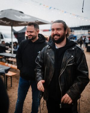 Frederic Fieger-Viehof Instagram - Der erste Tag vom Streetfood Festival ist vorbei! Viele liebe Menschen waren schon am Start und haben auch mit mir durch die Buden in Mönchengladbach gefuttert. Es war regnerisch aber wir haben durchgehalten und wurden alle mit einem vollen Bauch belohnt! 

Die ganze Veranstaltung geht noch heute und morgen also schaut auch gern mal vorbei! 

📸 @julian_aul