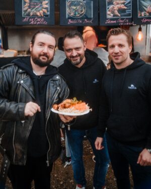 Frederic Fieger-Viehof Instagram - Der erste Tag vom Streetfood Festival ist vorbei! Viele liebe Menschen waren schon am Start und haben auch mit mir durch die Buden in Mönchengladbach gefuttert. Es war regnerisch aber wir haben durchgehalten und wurden alle mit einem vollen Bauch belohnt! 

Die ganze Veranstaltung geht noch heute und morgen also schaut auch gern mal vorbei! 

📸 @julian_aul