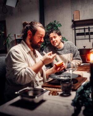 Frederic Fieger-Viehof Instagram - Meine Dinner Duell Folge ist heute online gekommen und ab jetzt auch auf meinem YouTube Kanal zu sehen. Das war wirklich ein komplett geisteskrankes Projekt wo jeder von uns 1000% reingesteckt hat und das es auch so auf YouTube noch nie gab! Was für eine absolute Ehre da dabei zu sein unter diesen Food Göttern! 

Für mich war es bis dato meine absolut größte Koch Challenge überhaupt und ich bin Mega happy wie ich sie umsetzen konnte! 

Schaut gerne mal rein und nächste Woche gibt es das große Finale bei @bernd_zehner aufm Kanal 🥰