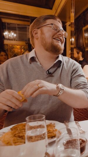 Frederic Fieger-Viehof Instagram - WIR TESTEN das BESTE SCHNITZEL der SCHWEIZ mit @realpietsmiet 

#restaurant #schnitzel #test #foodspot #schweiz