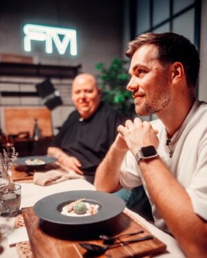 Frederic Fieger-Viehof Instagram - Meine Dinner Duell Folge ist heute online gekommen und ab jetzt auch auf meinem YouTube Kanal zu sehen. Das war wirklich ein komplett geisteskrankes Projekt wo jeder von uns 1000% reingesteckt hat und das es auch so auf YouTube noch nie gab! Was für eine absolute Ehre da dabei zu sein unter diesen Food Göttern! 

Für mich war es bis dato meine absolut größte Koch Challenge überhaupt und ich bin Mega happy wie ich sie umsetzen konnte! 

Schaut gerne mal rein und nächste Woche gibt es das große Finale bei @bernd_zehner aufm Kanal 🥰