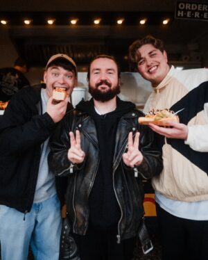 Frederic Fieger-Viehof Instagram - Der erste Tag vom Streetfood Festival ist vorbei! Viele liebe Menschen waren schon am Start und haben auch mit mir durch die Buden in Mönchengladbach gefuttert. Es war regnerisch aber wir haben durchgehalten und wurden alle mit einem vollen Bauch belohnt! 

Die ganze Veranstaltung geht noch heute und morgen also schaut auch gern mal vorbei! 

📸 @julian_aul