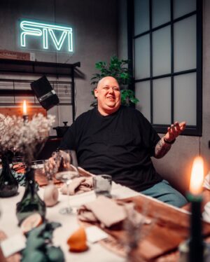 Frederic Fieger-Viehof Instagram - Meine Dinner Duell Folge ist heute online gekommen und ab jetzt auch auf meinem YouTube Kanal zu sehen. Das war wirklich ein komplett geisteskrankes Projekt wo jeder von uns 1000% reingesteckt hat und das es auch so auf YouTube noch nie gab! Was für eine absolute Ehre da dabei zu sein unter diesen Food Göttern! 

Für mich war es bis dato meine absolut größte Koch Challenge überhaupt und ich bin Mega happy wie ich sie umsetzen konnte! 

Schaut gerne mal rein und nächste Woche gibt es das große Finale bei @bernd_zehner aufm Kanal 🥰