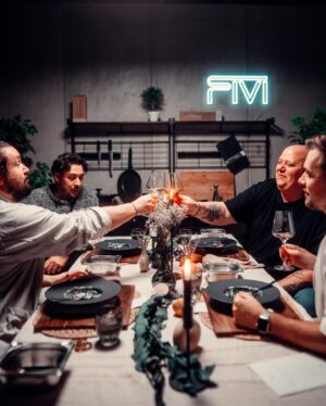 Frederic Fieger-Viehof Instagram - Meine Dinner Duell Folge ist heute online gekommen und ab jetzt auch auf meinem YouTube Kanal zu sehen. Das war wirklich ein komplett geisteskrankes Projekt wo jeder von uns 1000% reingesteckt hat und das es auch so auf YouTube noch nie gab! Was für eine absolute Ehre da dabei zu sein unter diesen Food Göttern! 

Für mich war es bis dato meine absolut größte Koch Challenge überhaupt und ich bin Mega happy wie ich sie umsetzen konnte! 

Schaut gerne mal rein und nächste Woche gibt es das große Finale bei @bernd_zehner aufm Kanal 🥰