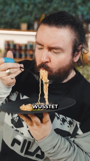 Frederic Fieger-Viehof Instagram - So hast du RAMEN noch nie gegessen! GEHEIMER Cremigkeitstrick enthüllt!

#ramen #kochen #ramenlover #küchenhacks #foodie