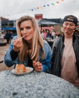Frederic Fieger-Viehof Instagram - Der erste Tag vom Streetfood Festival ist vorbei! Viele liebe Menschen waren schon am Start und haben auch mit mir durch die Buden in Mönchengladbach gefuttert. Es war regnerisch aber wir haben durchgehalten und wurden alle mit einem vollen Bauch belohnt! 

Die ganze Veranstaltung geht noch heute und morgen also schaut auch gern mal vorbei! 

📸 @julian_aul