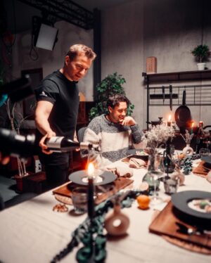 Frederic Fieger-Viehof Instagram - Meine Dinner Duell Folge ist heute online gekommen und ab jetzt auch auf meinem YouTube Kanal zu sehen. Das war wirklich ein komplett geisteskrankes Projekt wo jeder von uns 1000% reingesteckt hat und das es auch so auf YouTube noch nie gab! Was für eine absolute Ehre da dabei zu sein unter diesen Food Göttern! 

Für mich war es bis dato meine absolut größte Koch Challenge überhaupt und ich bin Mega happy wie ich sie umsetzen konnte! 

Schaut gerne mal rein und nächste Woche gibt es das große Finale bei @bernd_zehner aufm Kanal 🥰