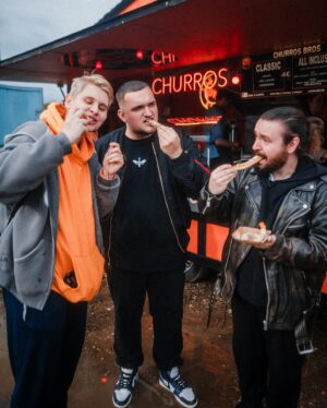 Frederic Fieger-Viehof Instagram - Der erste Tag vom Streetfood Festival ist vorbei! Viele liebe Menschen waren schon am Start und haben auch mit mir durch die Buden in Mönchengladbach gefuttert. Es war regnerisch aber wir haben durchgehalten und wurden alle mit einem vollen Bauch belohnt! 

Die ganze Veranstaltung geht noch heute und morgen also schaut auch gern mal vorbei! 

📸 @julian_aul