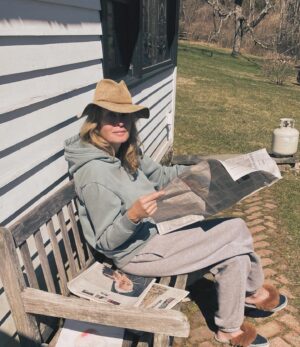 Frederique van der Wal Instagram - Glorious Easter weekend.

One of my favorite things is receiving the Times at the driveway and sitting with my coffee on the bench, listening to spring come alive around us.

Getting some fresh eggs, one of them lays green eggs ;))
playing a game of tennis, going for hikes,
and dinner with friends - life is pretty good.

#feelinggrateful