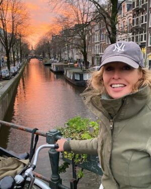 Frederique van der Wal Instagram - Amidst the rain and gusting winds, a sudden trickle of sunlight emerges, transforming into a magical sunset. 

It’s the kind of light that makes you pause in your tracks, abandoning any hurry to capture another beautiful moment in Amsterdam. 

And as the night sky descends, the lights in the houses illuminate, enveloping you in a feeling of living inside a snow globe. 
Merry Christmas!

❤️Amsterdam