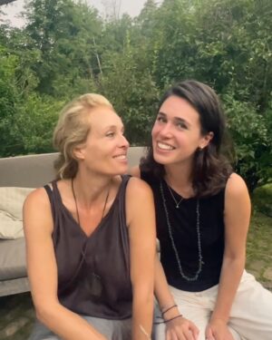 Frederique van der Wal Instagram - Someone is very happy to have her daughter back!

Abd we got a few hours of sun for our Winedown!

#upstate
#rose