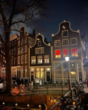 Frederique van der Wal Instagram - Amidst the rain and gusting winds, a sudden trickle of sunlight emerges, transforming into a magical sunset. 

It’s the kind of light that makes you pause in your tracks, abandoning any hurry to capture another beautiful moment in Amsterdam. 

And as the night sky descends, the lights in the houses illuminate, enveloping you in a feeling of living inside a snow globe. 
Merry Christmas!

❤️Amsterdam
