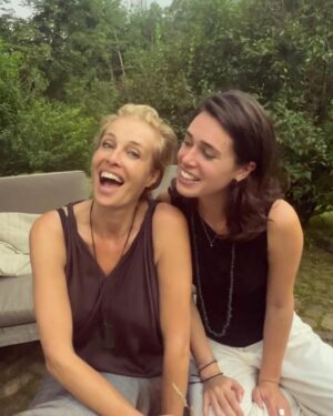 Frederique van der Wal Instagram - Someone is very happy to have her daughter back!

Abd we got a few hours of sun for our Winedown!

#upstate
#rose