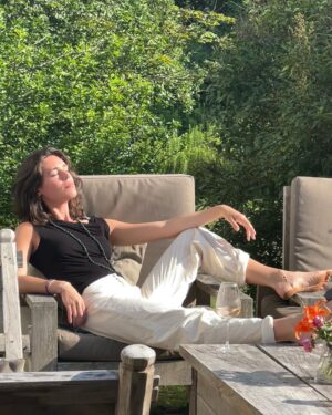 Frederique van der Wal Instagram - Someone is very happy to have her daughter back!

Abd we got a few hours of sun for our Winedown!

#upstate
#rose