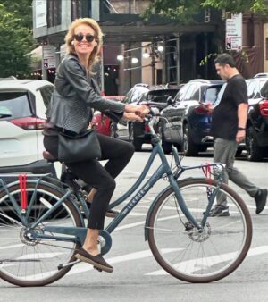 Frederique van der Wal Instagram - I love cruising on my beautiful lekker bike through the city, 
even at night, which is still a bit unusual for New Yorkers. 
It’s especially fun when I’m all dressed up and when I give my stylish friend a ride on the back – we attracted quite some attention with people whistling and laughing along with us.

Last night before getting back on my bike, we stumbled upon a street rollerblade fiesta straight out of the eighties. 

I couldn’t resist doing a little dance 💃.

I ❤️ New York!

#SoDutch
#DutchNewYorker
