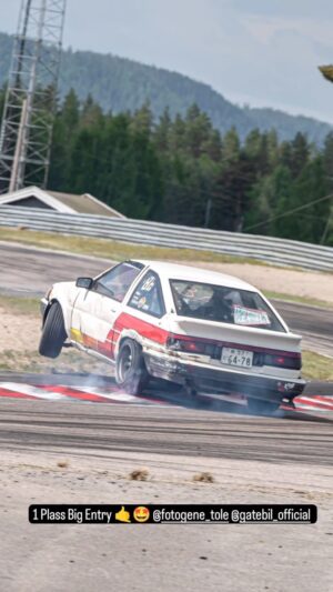 Fredric Aasbø Instagram - Back to the 80s! Come take a ride with certified mad man @fotogene_tole tole in his BEAMS powered #TeamToyota AE86 at Gatebil!

Fun fact: The oil temp was 155 degrees C when we came back into the pits 🤣