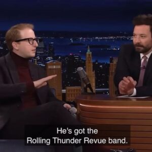 Fredrik Wikingsson Instagram - Fy fan vad JÄVLA KUL det här är. Jag vet inte mycket om James Austin Johnson men här gör han nåt sällsynt: han sitter hos den vämjelige Jimmy Fallon, han humor-imiterar mannen som betytt mest för mig, jag borde således med hela mitt VÄSEN avsky denna stund, i synnerhet eftersom han tar sig an det allra heligaste: Dylans 1975-turné Rolling Thunder. När jag ändå FINNER MIG SJÄLV högskrattande så växer jag som människa. Vanligtvis känner jag ”GE FAN I DYLLIS” eftersom nästan ingen lyckas skoja om Dyllis, men när nån väl - som från ingenstans - briljerar med Dyllis då är det extra tillfredsställande att denne någon briljerar med den bästa VERSIONEN av Dyllis. För att ni ska kunna ta till er vidden av träffsäkerheten bjuder jag först på 39 sekunder original, och sen 37 sekunder gudasänd kopia, när denne James Austin Johnson sjunger ”Jingle Bells” som 1975-Dylan. Allt peakar i det OFATTBART begåvade upprepandet av ordet ”laughing”. Trevlig helg! ❤️