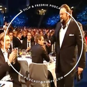 Fredrik Wikingsson Instagram - HURRAAAAA det är TORSDAG och PODCAST!! Näst intill oslagbar energi idag! Vad kallas man helst, ”naiv” eller ”alarmist”? Den bokstavliga musikläggningen när folk tar emot pris på Idrottsgalan! Marianne Mörcks 35000 Kinder-ägg! Trestegsraketernas trestegsraket! Fireside chats med happy endings! En femplusanekdot om den trevlige TV-kocken Niklas Ekstedt! MASSA ANNAT! Ni ska ha TACK för att ni lyssnar! ❤️❤️❤️