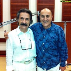 Fuat Güner Instagram - Çok, çok üzgünüm... Türkiye'nin en değerli müzik adamlarından biri olan, sevgili dostum Timur'un vefatını öğrenmenin şokunu yaşıyorum. Müzik eğitimini  Fransa'da tamamlayan ve ülkesine dönen Timur Selçuk, Mesam’da telif hakları için birlikte hizmet ettiğimiz günlerden bugüne, hep müzik için savaştı. Hepimizin gönlündeki besteleri, yetiştirdiği öğrencileri ve müzik tutkunlarına farklı duygular yaşatan konserleri ile gerçek bir sanatçıydı. Onu hep hasret ve sevgiyle anacağım. Allah'tan rahmet diliyorum, sevenlerine, ailesine ve sevgili müzisyen kardeşim Selim Selçuk'a baş sağlığı diliyorum. Nurlar içinde uyu Timur 😔