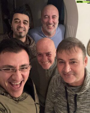 Fuat Güner Instagram - Ekibin neşesi yerinde maşallah ..Tolga Kılıç, Eser Ünsalan, Arıkan Sırakaya, Gültekin Kaçar ve bendeniz Fuat Güner
Hadi artık çalalım 😊😊