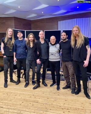 Fuat Güner Instagram - Soen ile Aramızda Müzik Var için buluştuk, birlikte 2 şarkı yorumladık, çok seveceğinizi düşünüyorum 🎸
We met with Soen for There is Music Between Us and performed 2 songs together, I think you’re gonna like it 🎸
#aramizdamuzikvar #theresmusicbetweenus #music